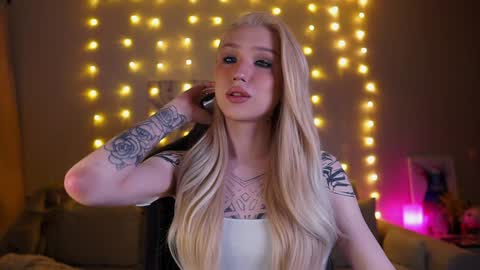 Snapshot of twiinkie_pie chatting on 14, 1, 2025 Maria 3 online show from 14, 1, 2025