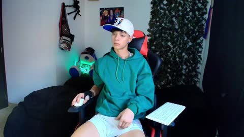 Snapshot of twink_sebas_ chatting on 8, 2, 2025 Bad boy sebastian online show from 8, 2, 2025