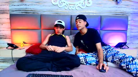 twinslovers_ online show from 18, 9, 2025