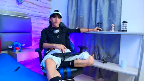 twinslovers_ online show from 8, 10, 2025