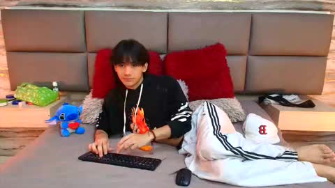 twinslovers_ online show from 17, 10, 2025