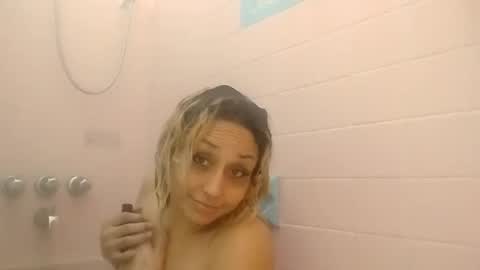 Snapshot of twocrazy85 chatting on 20, 11, 2025 Twocrazy85 online show from 20, 11, 2025