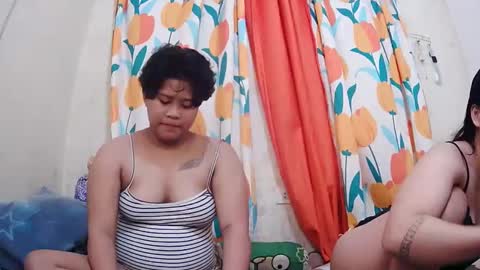Snapshot of twowetcuties chatting on 23, 1, 2025 Lyn and lea online show from 23, 1, 2025
