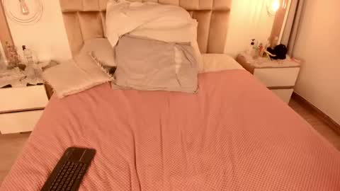 Twiggy online show from 4, 2, 2025