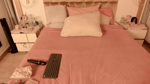 Twiggy online show from 27, 2, 2025