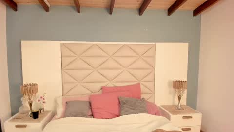 Twiggy online show from 2, 10, 2025