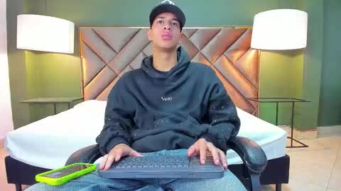 Tyler Rodriguez online show from 23, 10, 2025