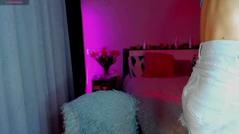 Snapshot of under_the_skin chatting on 9, 3, 2025 Under The Skin online show from 9, 3, 2025