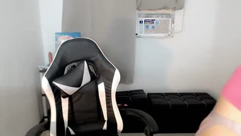 Snapshot of urbaby_kat chatting on 28, 9, 2025 Kat online show from 28, 9, 2025