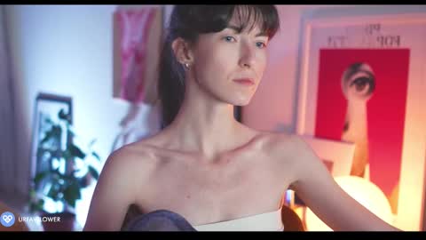 Snapshot of urfavflwers chatting on 3, 2, 2025 Aleksandra online show from 3, 2, 2025