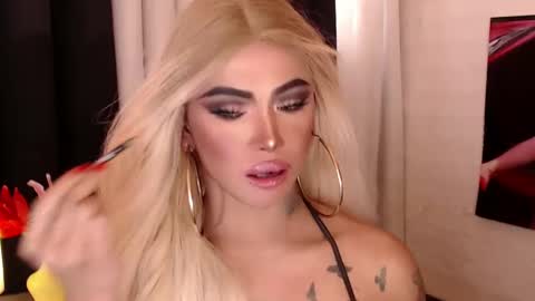 Snapshot of valentina_goddess_tsxxx chatting on 5, 1, 2025 Amanda online show from 5, 1, 2025