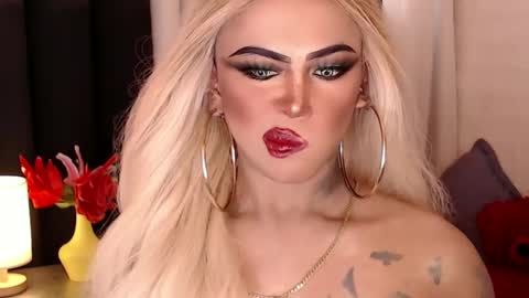 Snapshot of valentina_goddess_tsxxx chatting on 5, 1, 2025 Amanda online show from 5, 1, 2025