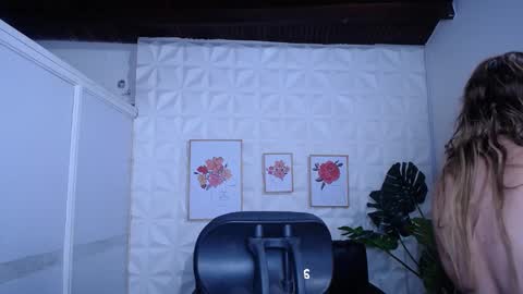 Snapshot of valentina_mature chatting on 8, 9, 2025 Valentina  online show from 8, 9, 2025