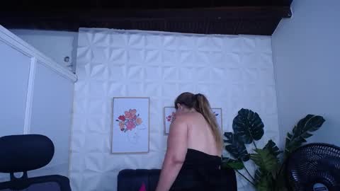 Snapshot of valentina_mature chatting on 17, 9, 2025 Valentina  online show from 17, 9, 2025