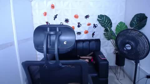 Snapshot of valentina_mature chatting on 1, 10, 2025 Valentina  online show from 1, 10, 2025