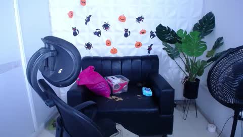 Snapshot of valentina_mature chatting on 6, 10, 2025 Valentina  online show from 6, 10, 2025
