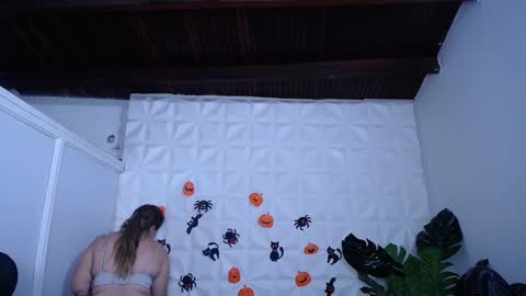 Snapshot of valentina_mature chatting on 8, 10, 2025 Valentina  online show from 8, 10, 2025