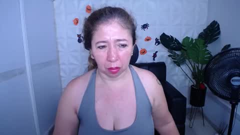 Snapshot of valentina_mature chatting on 12, 10, 2025 Valentina  online show from 12, 10, 2025
