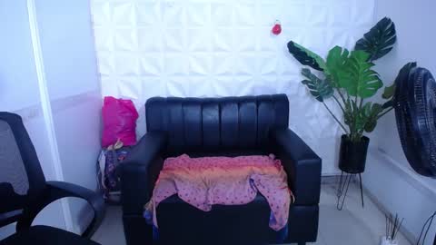 Snapshot of valentina_mature chatting on 21, 10, 2025 Valentina  online show from 21, 10, 2025