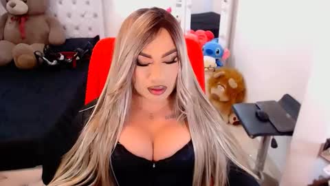 Snapshot of valentinaxqueen chatting on 8, 10, 2025 online show from 8, 10, 2025