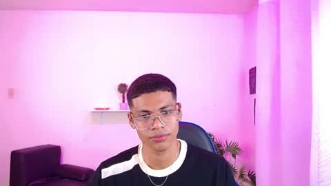 Snapshot of valentino_08 chatting on 7, 4, 2026 Valentino online show from 7, 4, 2026