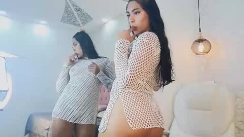 Snapshot of vanessa_rain_ chatting on 2, 10, 2025 Vanessa online show from 2, 10, 2025