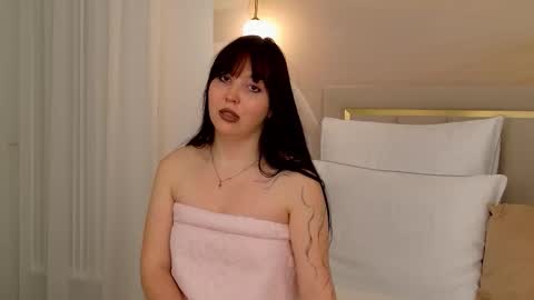 Snapshot of vanessafields chatting on 21, 10, 2025 Vanessa online show from 21, 10, 2025