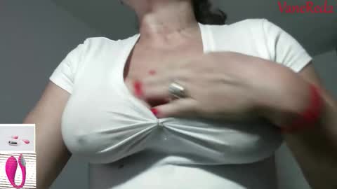 Snapshot of vanessared2 chatting on 6, 3, 2026 Vanesared2 online show from 6, 3, 2026