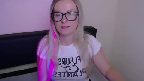 Snapshot of vanillaex_ chatting on 22, 9, 2025 Mia online show from 22, 9, 2025