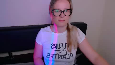 Snapshot of vanillaex_ chatting on 23, 9, 2025 Mia online show from 23, 9, 2025