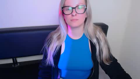 Snapshot of vanillaex_ chatting on 25, 9, 2025 Mia online show from 25, 9, 2025