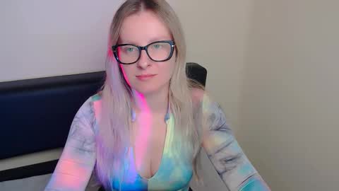 Snapshot of vanillaex_ chatting on 3, 10, 2025 Mia online show from 3, 10, 2025