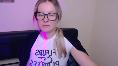 Snapshot of vanillaex_ chatting on 14, 10, 2025 Mia online show from 14, 10, 2025