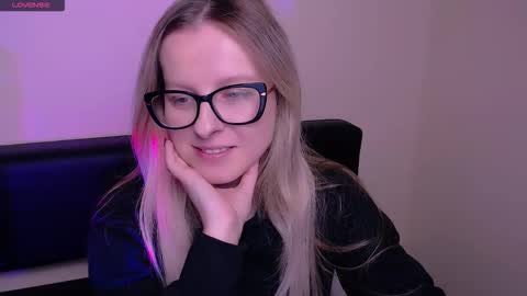 Snapshot of vanillaex_ chatting on 21, 10, 2025 Mia online show from 21, 10, 2025