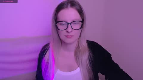 Snapshot of vanillaex_ chatting on 6, 11, 2025 Mia online show from 6, 11, 2025