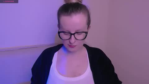 Snapshot of vanillaex_ chatting on 7, 11, 2025 Mia online show from 7, 11, 2025