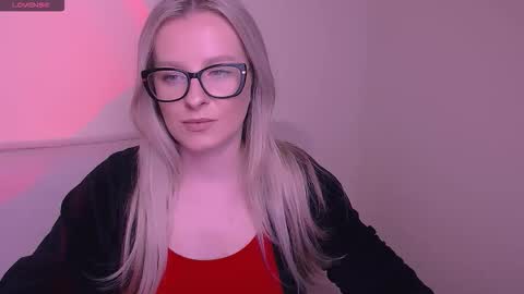 Snapshot of vanillaex_ chatting on 15, 11, 2025 Mia online show from 15, 11, 2025