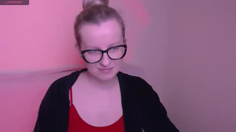 Snapshot of vanillaex_ chatting on 21, 11, 2025 Mia online show from 21, 11, 2025