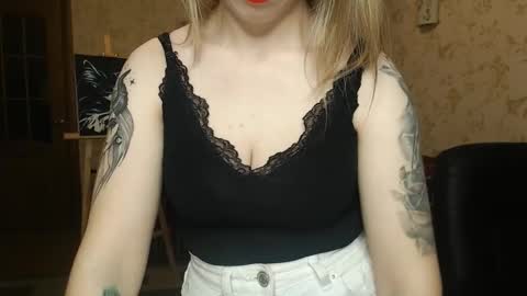 Snapshot of vanillamuffin chatting on 4, 3, 2025 VanillaMuffin online show from 4, 3, 2025