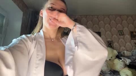 Snapshot of vannesatalamas chatting on 7, 5, 2026 Mia online show from 7, 5, 2026