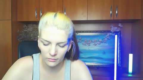 Snapshot of vanrey_ chatting on 8, 4, 2026 Vanessa online show from 8, 4, 2026