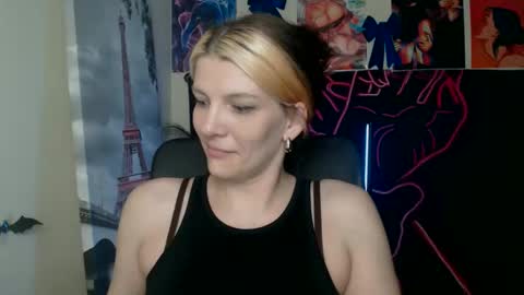 Snapshot of vanrey_ chatting on 5, 5, 2026 Vanessa online show from 5, 5, 2026