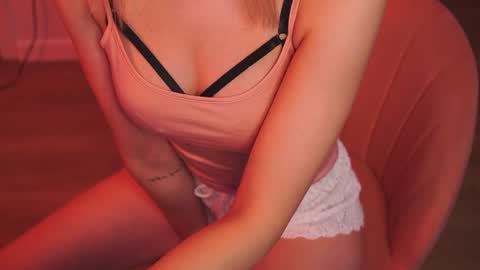 Snapshot of variety_moments chatting on 2, 12, 2024 Heeeeey Im Hanna the art of tease online show from 2, 12, 2024