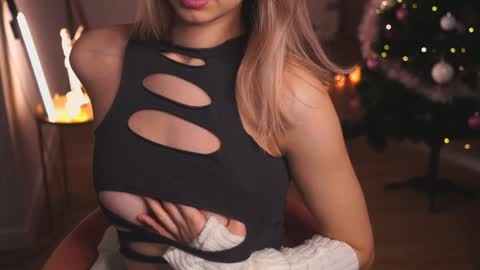 Snapshot of variety_moments chatting on 25, 12, 2024 Heeeeey Im Hanna the art of tease online show from 25, 12, 2024