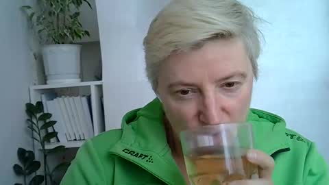 Snapshot of vea_motty chatting on 18, 4, 2026 vea_motty online show from 18, 4, 2026