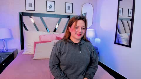 Snapshot of veesimons_dh chatting on 4, 1, 2025 Vee Simons online show from 4, 1, 2025