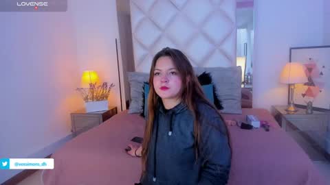 Snapshot of veesimons_dh chatting on 4, 1, 2025 Vee Simons online show from 4, 1, 2025