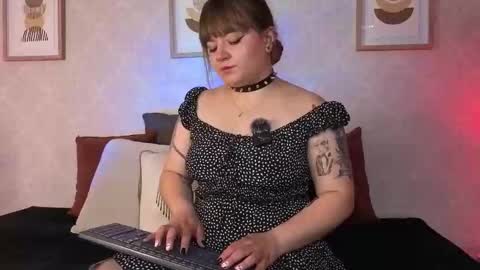Snapshot of veesimons_dh chatting on 21, 10, 2025 Vee Simons online show from 21, 10, 2025