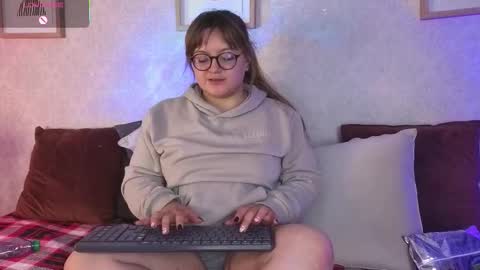 Snapshot of veesimons_dh chatting on 5, 11, 2025 Vee Simons online show from 5, 11, 2025