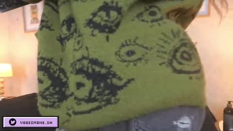 Vee Simons online show from 4, 4, 2026